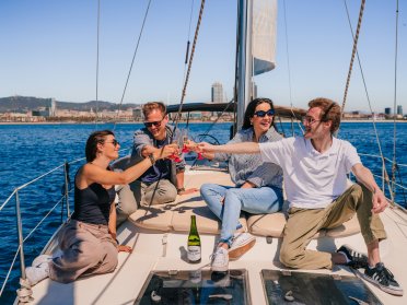 Gemeinsamer Segeltörn entlang der Küste Barcelonas mit Getränken und Snacks