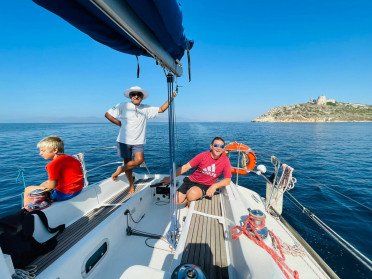 Segeln Sie im Golf von Cagliari in Richtung Teufelssattel