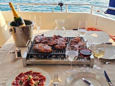 Sail by boat and discover the coast of Alicante