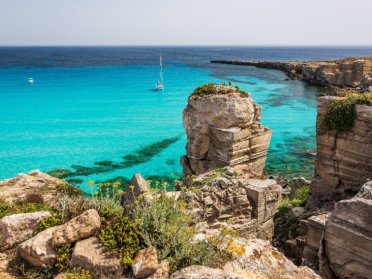 Ferragosto navega entre las grandes islas de Cerdeña y Sicilia.