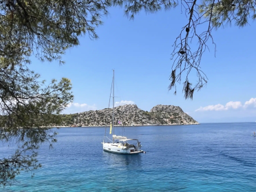 Catamarán navegando por el Mediterráneo griego desde Atenas.