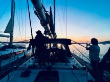 Barco navegando desde Mallorca hacia Ibiza con el Es Vedrà al fondo