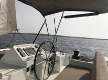 Los pasajeros disfrutan de la vista desde el barco Lagoon 450F