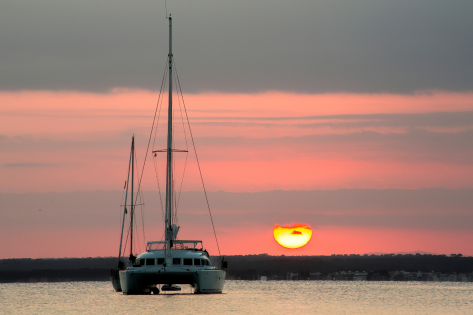 Puesta de sol en Barcelona a bordo de un Catamarán de lujo