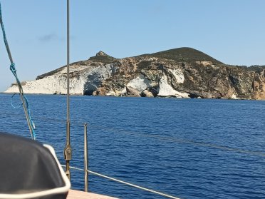 Vacaciones en velero entre las islas Pontinas y Flégreas: avistamiento de ballenas y paisajes sonoros.