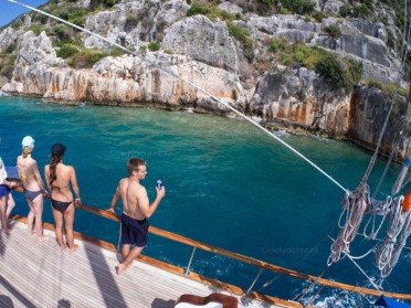 Isole del Dodecaneso da Kos: noleggio di cabine su yacht per momenti di relax.