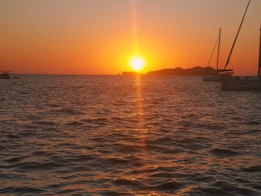 Gita in barca a vela nelle migliori calette di Jávea e Moraira, con pernottamento a bordo.
