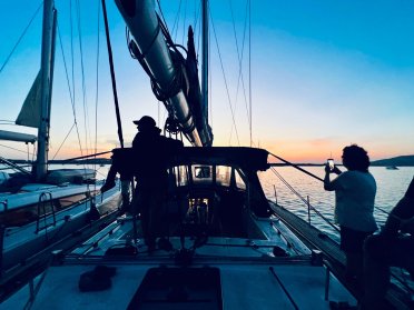 Salpa da Maiorca per Ibiza. Es Vedrà, calette turchesi e vita a bordo.