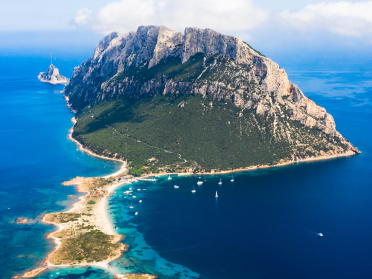 Olbia: Tour in Catamarano a Tavolara con Pranzo, Snorkeling e Baie Nascoste